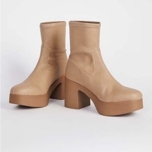 Intentionally Blank MARLOWE boot in Taupe - Vegan